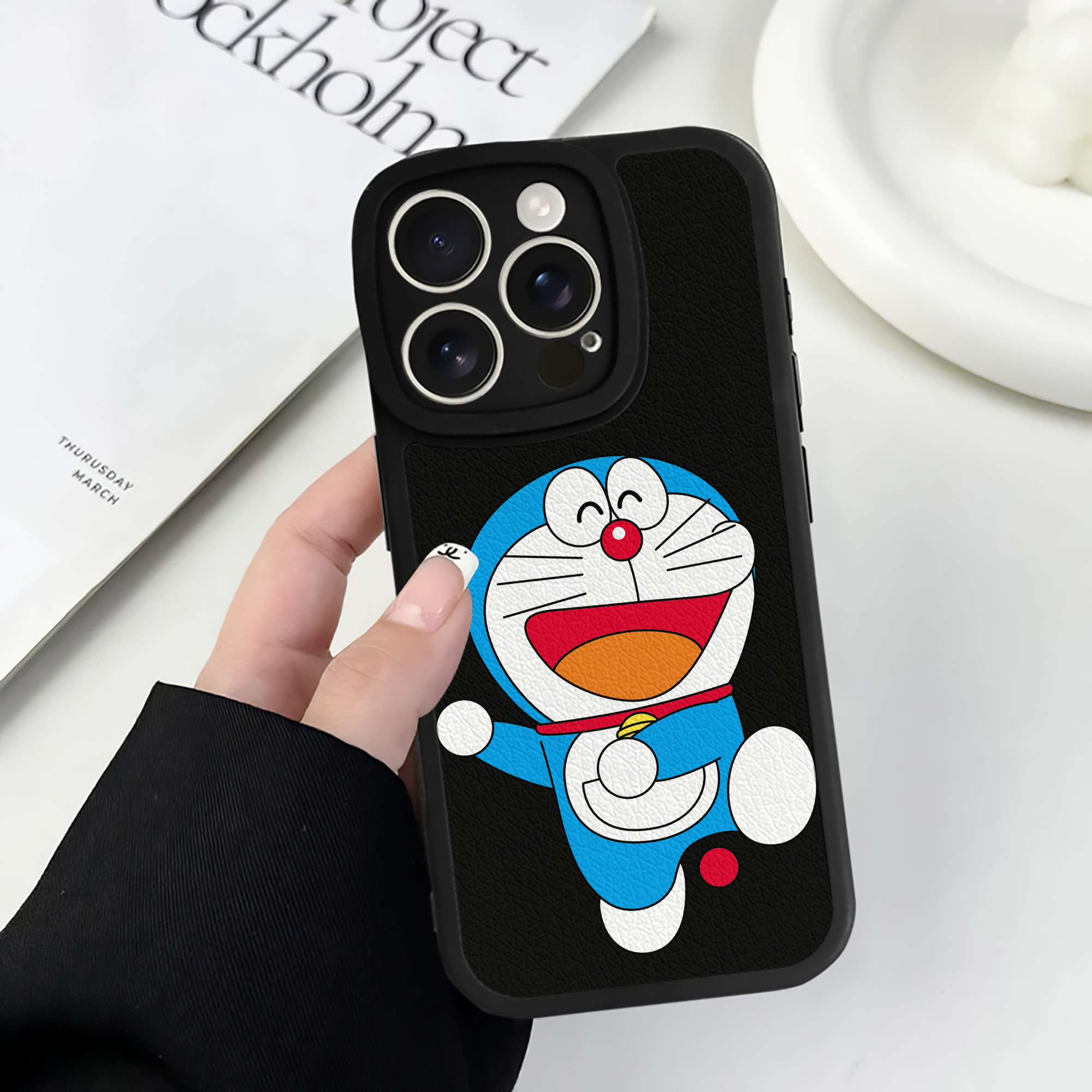 （画像用） ドラえもん Doraemon 【iPhone 16シリーズ対応】シリコンスマホケース（レザー調） 材質：シリコン